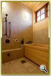 タイル張りの浴室と総檜の浴槽
